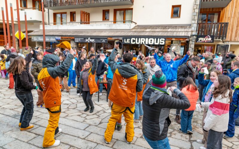 groep mensen tijdens skivakantie tijdens apres ski aan het dansen