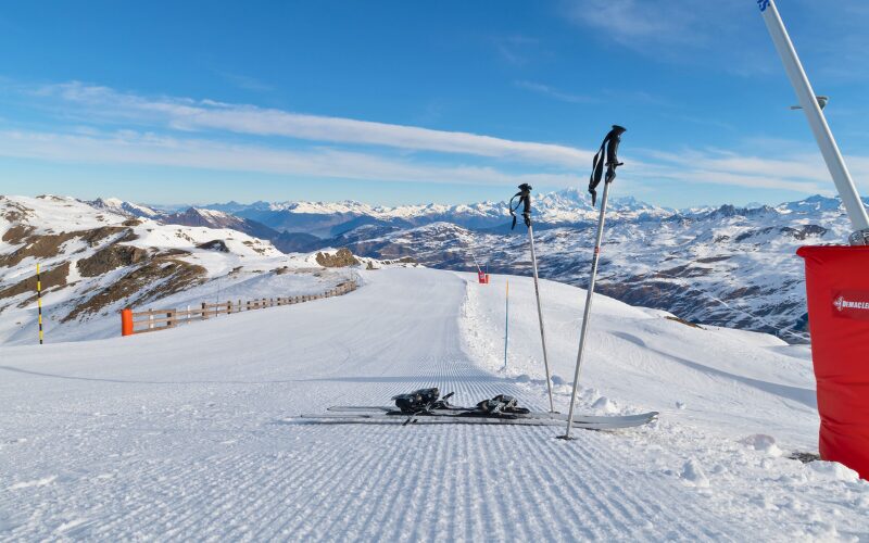 Une paire de skis sur les pistes ensoleillées