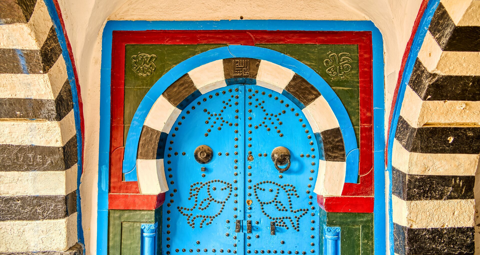 La porte colorée d'une maison à Hammamet, en Tunisie
