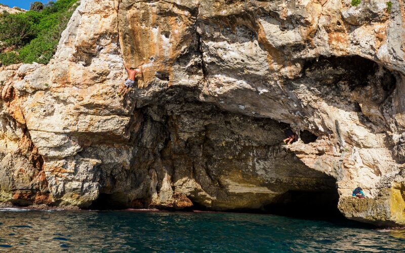 Homme escaladant la falaise, Majorque