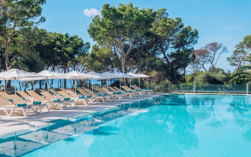 Piscine et transats de l'Iberostar Cala Barca, à Majorque