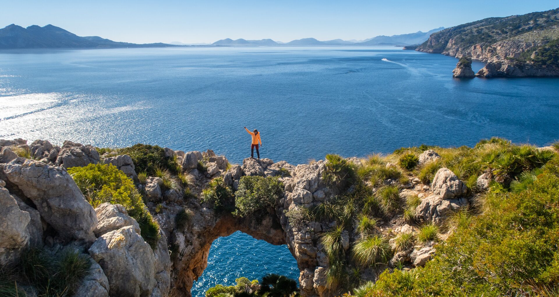 Touriste debout sur le pont de pierre naturelle près de la mer. Formentor. Majorque.