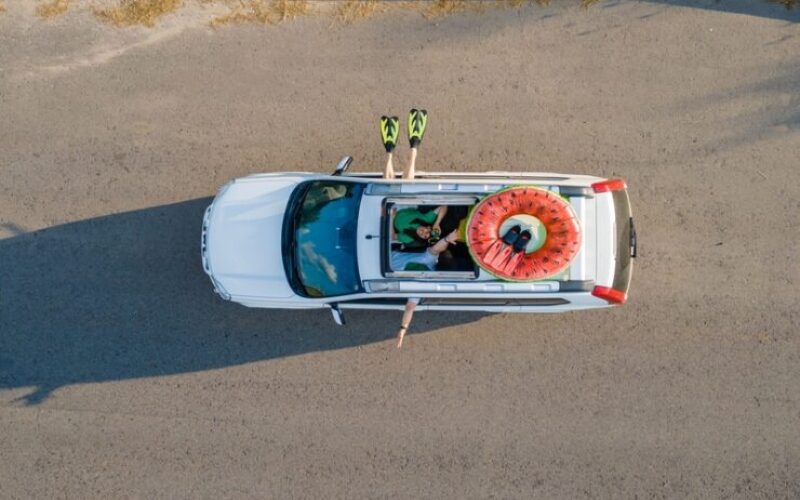 Vue d'en haut voiture avec bouée sur le toit