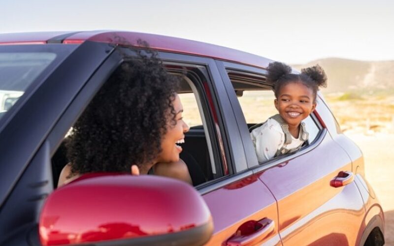 Mère et fille échangeant un regard complice en voiture