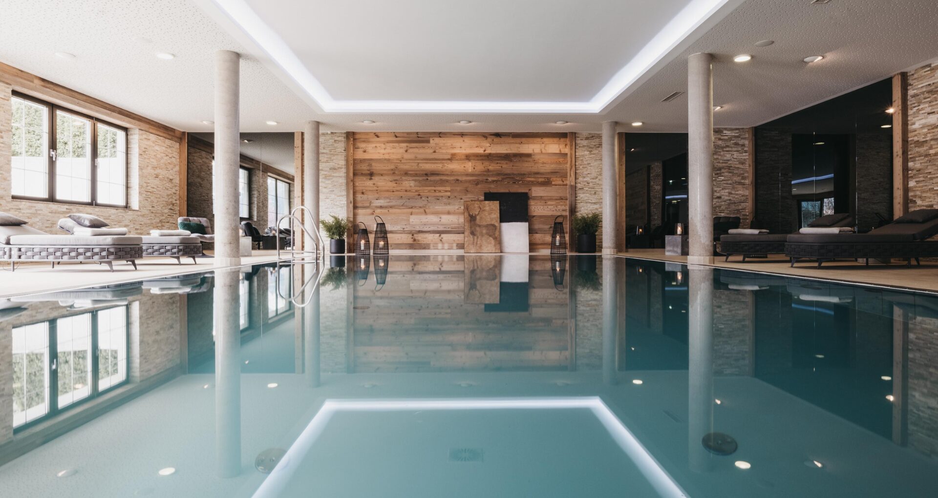 la piscine d'un spa dans un hôtel de luxe