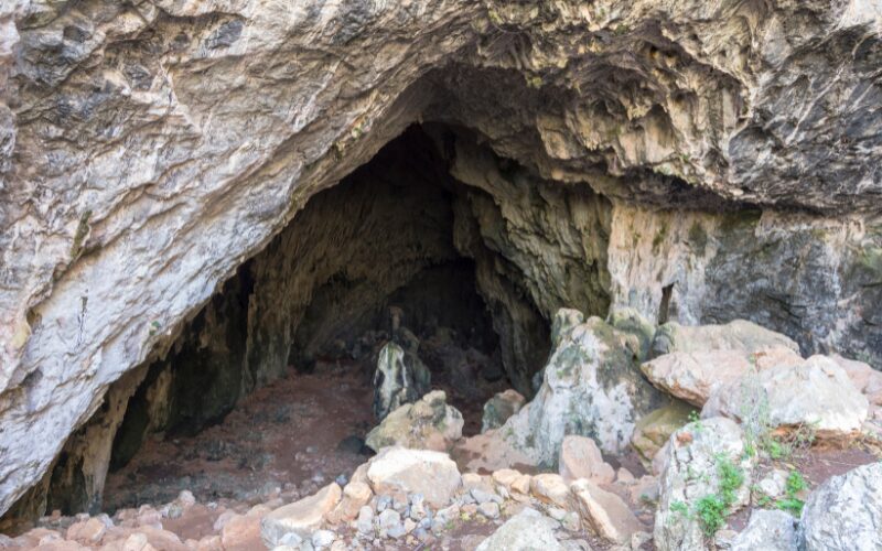 La grotte de Skotino est un lieu de culte pour la religion orthodoxe en Crète, Grèce