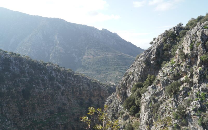 Paysages de montagne verdoyants sur le chemin du plateau de Lasithi près de Malia sur l'île de Crète, Grèce.