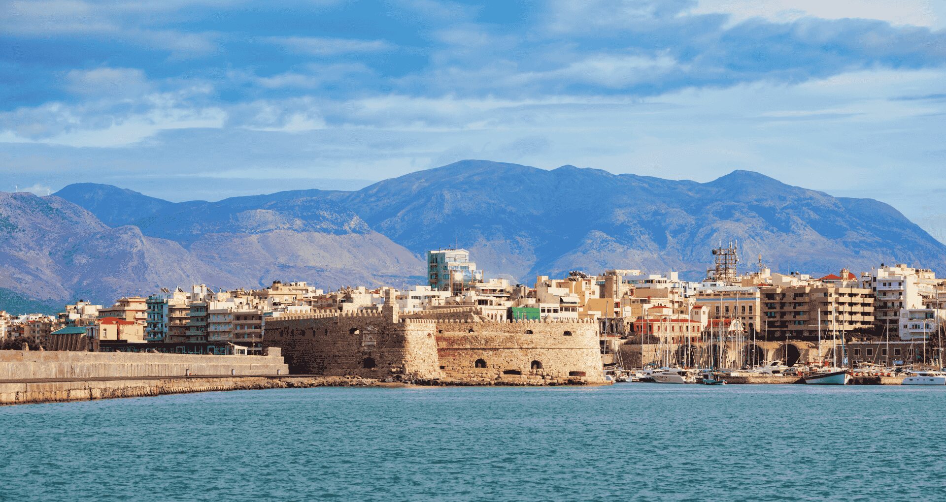 uitzicht over zee en stad Heraklion