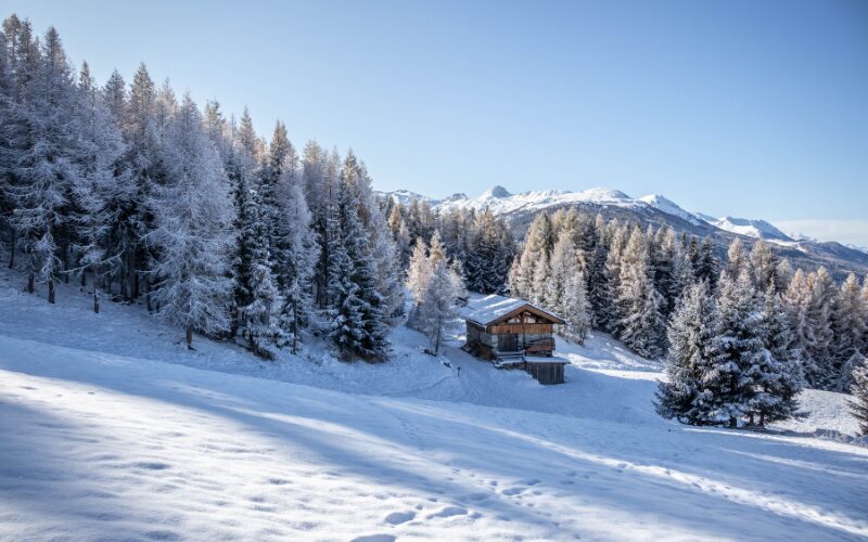 Un chalet enneigé aux Arcs