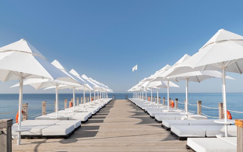 Ponton avec vue sur mer et parasols, Hôtel Voyage Sorgun – Side, Riviera Turque