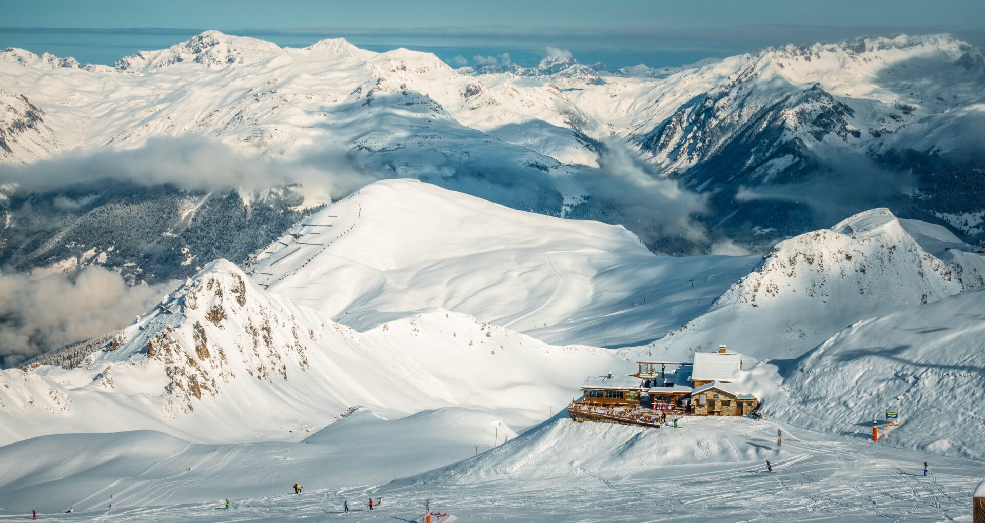 Vue panoramique sur les pistes et les montagnes enneigées de La Plagne