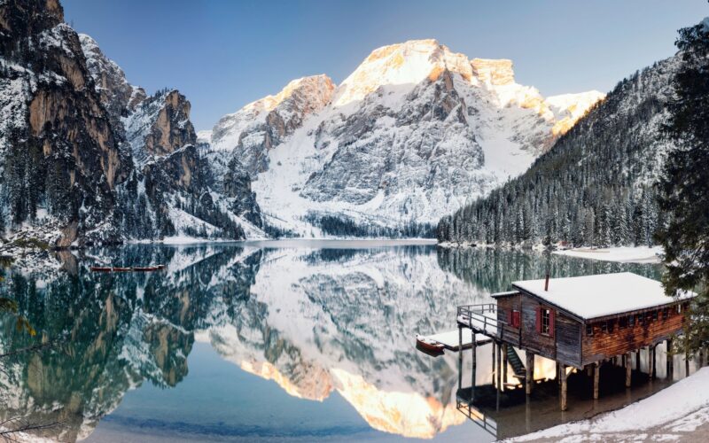 lago di braies dolomieten meer besneeuwde bergen