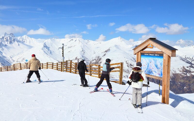 Un groupe de skieurs explorant les pistes de Valmeinier