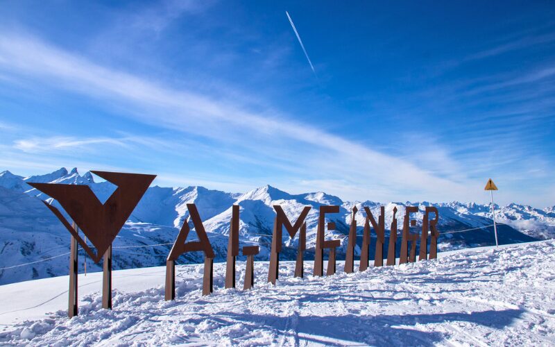 Les lettres géantes de Valmeinier au sommet du télésiège de Grand-Pré