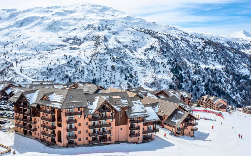 Vue sur la La Résidence Le Thabor à Valmeinier et les montagnes enneigées