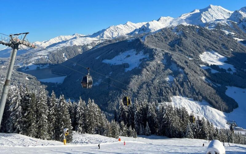 uitzicht vanaf seppi's dorfbahn gerlos gondl sneeuw bergen 