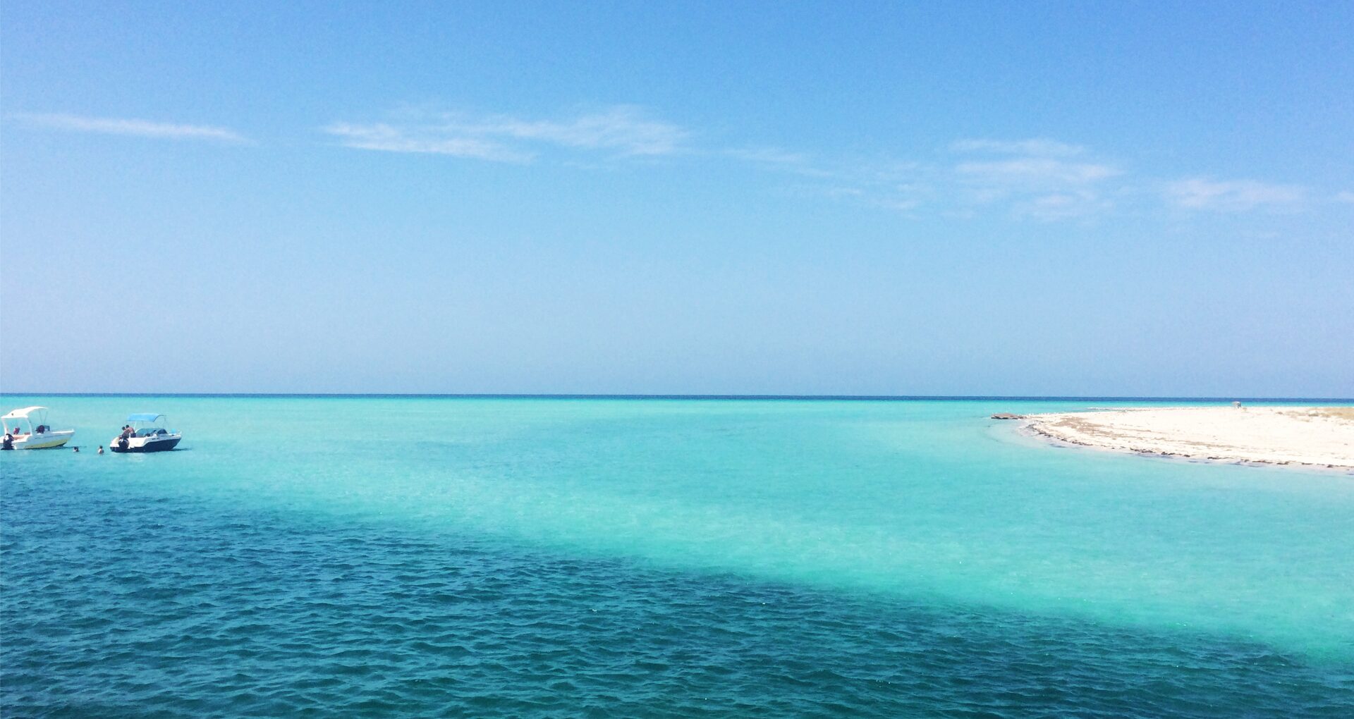 Vue sur les eaux turquoises d'une plage ensoleillée à Djerba, en Tunisie