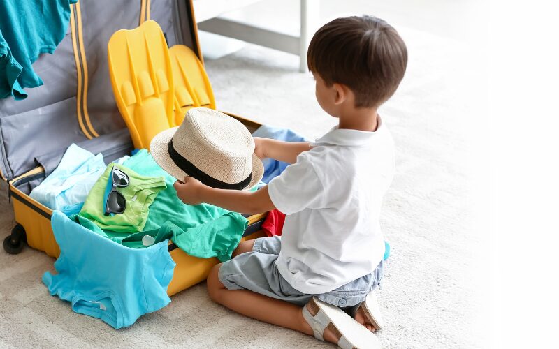 kind vakantie inpakken koffer hoedje kinderen