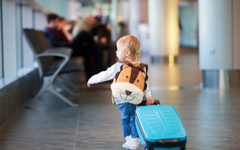 kind luchthaven vliegveld koffertje knuffel trolley