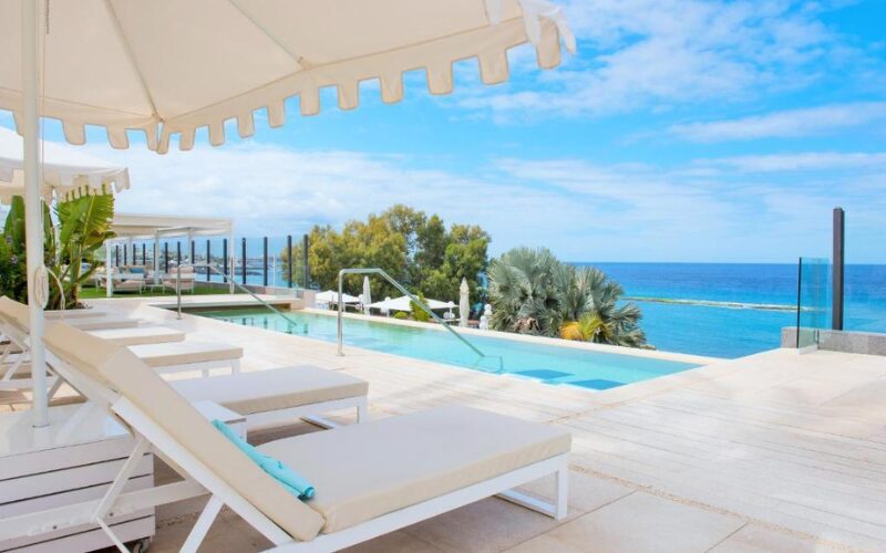 Salome by Iberostar zwembad zee ligbedjes