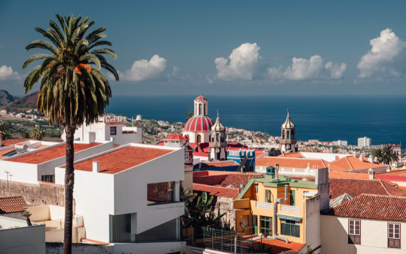 Les dômes de l'église colorée de la Orotava à Ténérife