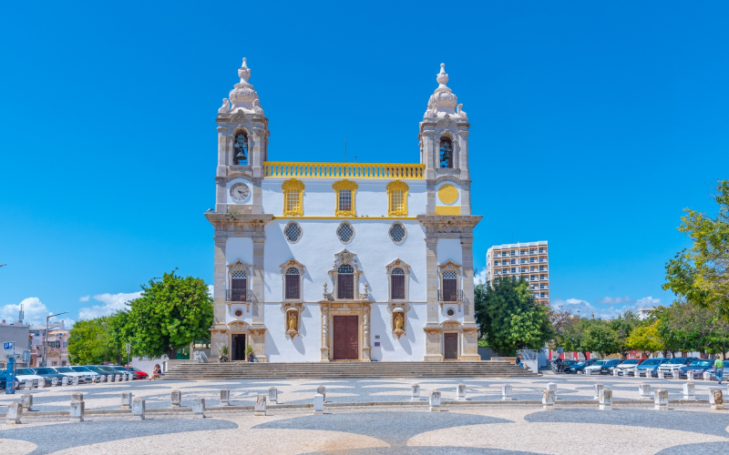 Eglise Carmo avec la célèbre capela dos ossos à Faro, Portugal.
