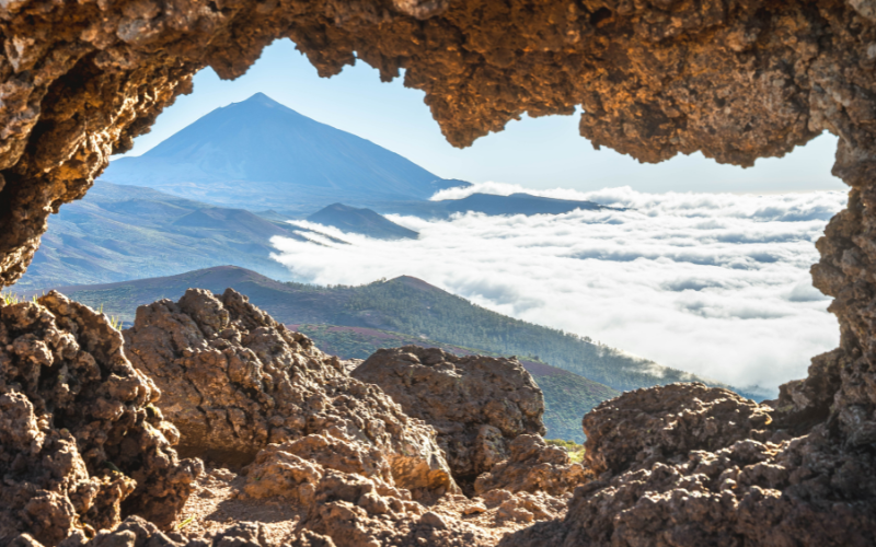 Mont Teide encadré par des roches volcaniques au-dessus des nuages, Tenerife, Îles Canaries, Espagne