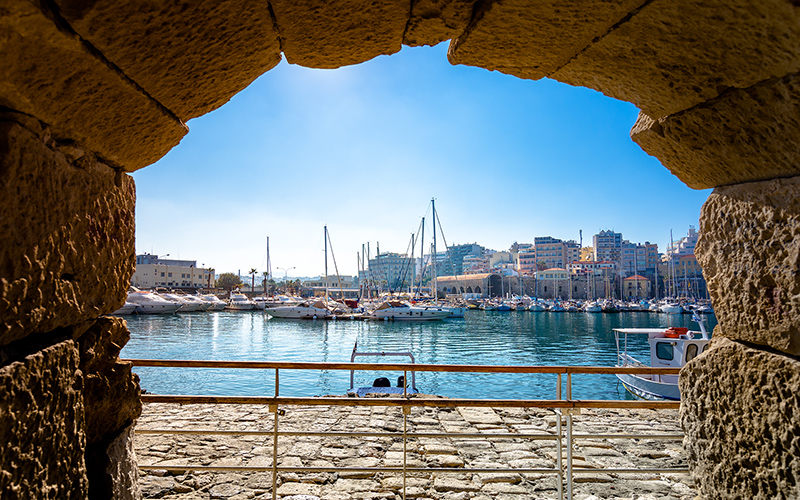 De haven van Heraklion waar je een jacht kan huren